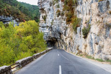 Verdon Gorge, Gorges du Verdon, Fransız Alpleri, Provence, Fransa 'da turkuaz yeşili kıvrımlı nehir ve yüksek kireçtaşı kayalarıyla ünlü kanyonun muhteşem manzarası.