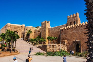 Rabat, Fas - 13 Ekim 2019: Udayas 'lı Kasbah, Rabat' taki Almohad kapısı ile güçlendirilmiş duvarın güneybatı kısmı olan Oudaias veya Oudayas 'ı da heceledi.