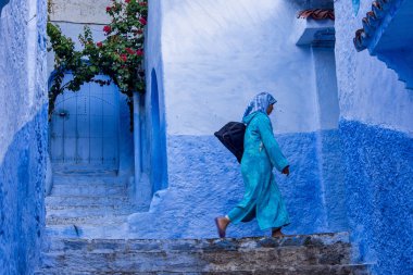 Chefchaouen, Fas - 14 Ekim 2019: Kuzeybatı Fas 'ta bir şehir olan Mavi Chefchaouen veya Chaouen' de sokak yaşamı. Mavinin tonlarında binalarıyla ünlüdür.