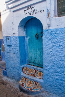 Şef, Fas - 14 Ekim 2019: Medina of Chefchaouen. Chefchaouen, Fas 'ın kuzeybatısında yer alan bir şehirdir. Mavinin tonlarında binalarıyla ünlüdür.