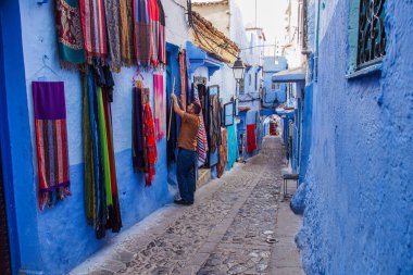 Chefchaouen, Fas - 14 Ekim 2019: Kuzeybatı Fas 'ta bir şehir olan Mavi Chefchaouen veya Chaouen' de sokak yaşamı. Mavinin tonlarında binalarıyla ünlüdür.