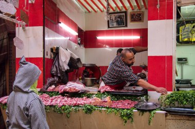 Fes, Fas - 15 Ekim 2019: Eski Fas Medine 'deki tipik sokak pazarı, Afrika' daki Fas
