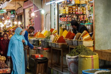 Meknes, Fas - 16 Ekim 2019: Meksika 'da geleneksel pazar, Afrika' da Fas.