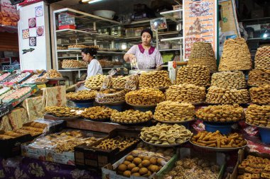 Meknes, Fas - 16 Ekim 2019: Meksika 'da geleneksel pazar, Afrika' da Fas.