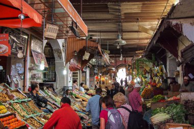 Meknes, Fas - 16 Ekim 2019: Meksika 'da geleneksel pazar, Afrika' da Fas.