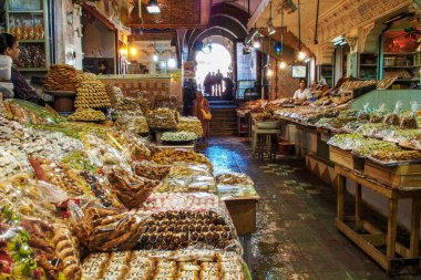 Meknes, Fas - 16 Ekim 2019: Meksika 'da geleneksel pazar, Afrika' da Fas.