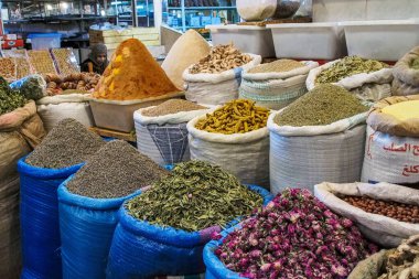 Meknes, Fas - 16 Ekim 2019: Meksika 'da geleneksel pazar, Afrika' da Fas.