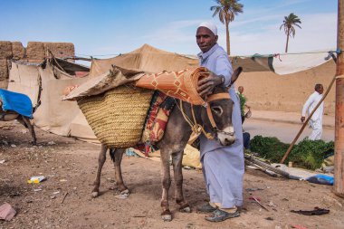 Rissani, Fas - 18 Ekim 2019 Fas 'taki Rissani pazarı ve eşek ve katırların park yeri. Afrika