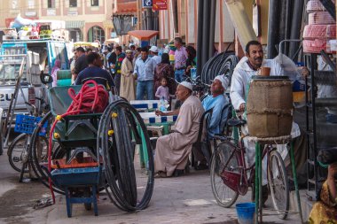 Rissani, Fas - 18 Ekim 2019: Rissani şehrinin yerel sakinleri şehrin sokaklarındaki faaliyetlerinde. Afrika.