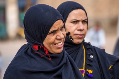 Erfoud, Fas - 19 Ekim 2019: Bin Kasbalı Yolu 'nun yerel sakinleri sokaklarda, Fas, Afrika' da faaliyetlerinde bulundu.