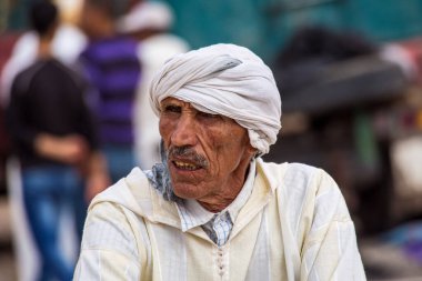 Erfoud, Fas - 19 Ekim 2019: Bin Kasbalı Yolu 'nun yerel sakinleri sokaklarda, Fas, Afrika' da faaliyetlerinde bulundu.