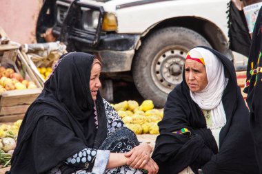 Erfoud, Fas - 19 Ekim 2019: Bin Kasbalı Yolu 'nun yerel sakinleri sokaklarda, Fas, Afrika' da faaliyetlerinde bulundu.