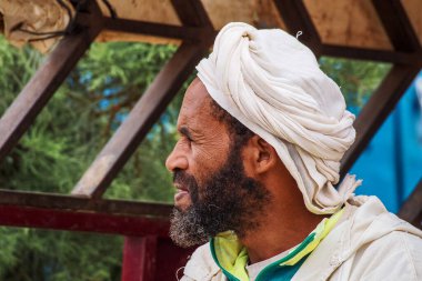 Erfoud, Fas - 19 Ekim 2019: Bin Kasbalı Yolu 'nun yerel sakinleri sokaklarda, Fas, Afrika' da faaliyetlerinde bulundu.