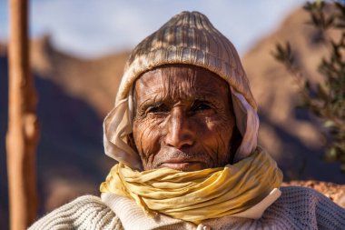 Dades Gorge, Fas - 20 Ekim 2019: Fas 'taki Atlas Dağları' ndaki Dades Nehri boğazında yaşayan berberler. Dades Boğazı 'nın derinliği 200 ile 500 metre arasında..