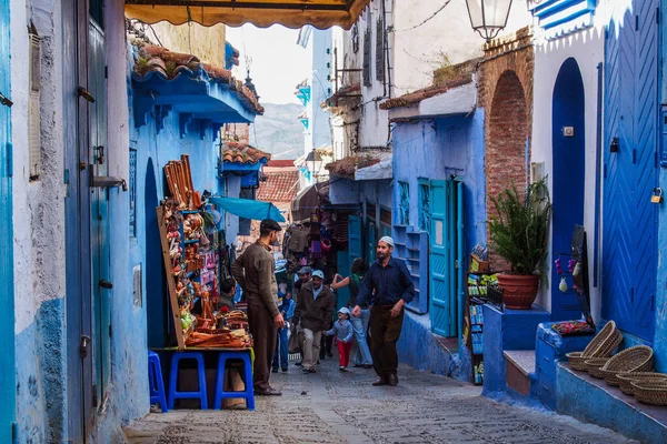 チェフチャーン モロッコ 2019年10月14日 モロッコ北西部の都市チェフチャーンまたはシャウエンのブルーシティでのストリートライフ 青の色合いの建物で注目されています — ストック写真