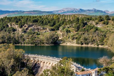 Malaga, Endülüs, İspanya 'daki Ardales Reservoir gölünün güzel manzarası