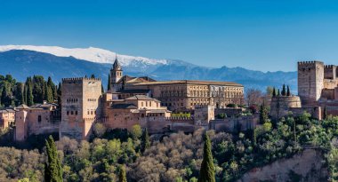Arkasında Sierra Nevada dağları olan Granada, İspanya 'daki Alhambra Sarayı manzarası