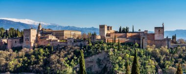Arkasında Sierra Nevada dağları olan Granada, İspanya 'daki Alhambra Sarayı manzarası