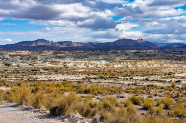 İspanya 'da Murcia yakınlarındaki Abanilla ve Mahoya Çorak Toprakları. Bin yıl boyunca suyun aşındırıcı kuvvetiyle ay yüzeyinin oluştuğu bir alan..