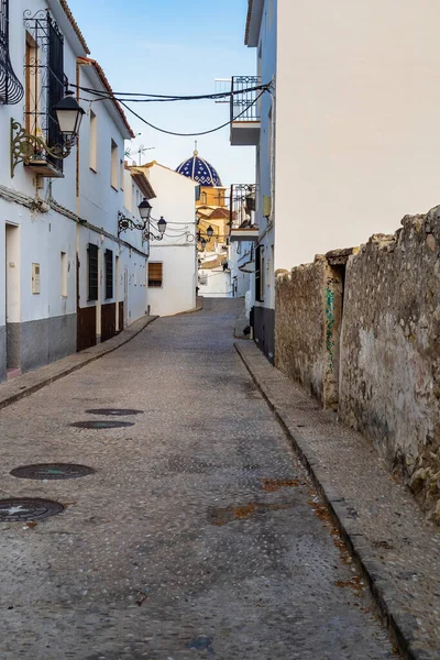 老城区一条漂亮的狭窄街道 有白色的房子和铺着瓷砖的屋顶 Altea 西班牙 — 图库照片