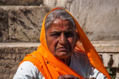 Udaipur, Hindistan - Ocak 03, 2020: Udaipur Rajasthan, Hindistan 'da geleneksel Hint sokak pazarı