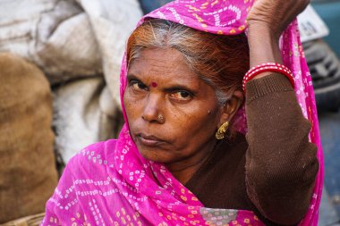 Udaipur, Hindistan - Ocak 03, 2020: Udaipur Rajasthan, Hindistan 'da geleneksel Hint sokak pazarı