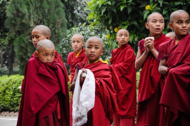 Varanasi, Hindistan - 25 Aralık 2019: Turuncu cüppeli Budist keşişler grubu, Uttar Pradesh India