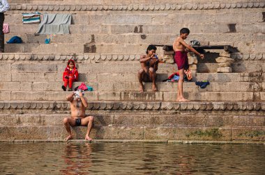 Varanasi, Hindistan - 26 Aralık 2019: Hindu kutsal Hindistan 'ın Varanasi kentindeki Ganga nehrinde ayin banyosu yapıyor. Kutsal ayin banyosu her gün yapılır..