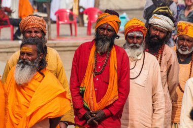 Varanasi, Hindistan - 23 Aralık 2019: Sadhu Varanasi 'deki ghatlarda, Uttar Pradesh, Hindistan' daki sofu kutsal adamlar
