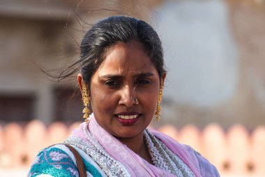 Bikaner, Hindistan - 29 Aralık 2019: Hindistan Rajasthani halkı Bikaner, Rajasthan sokaklarında ulusal giysiler içinde