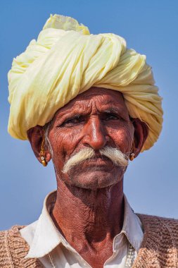 Bikaner, Hindistan - 29 Aralık 2019: Hindistan Rajasthani halkı Bikaner, Rajasthan sokaklarında ulusal giysiler içinde