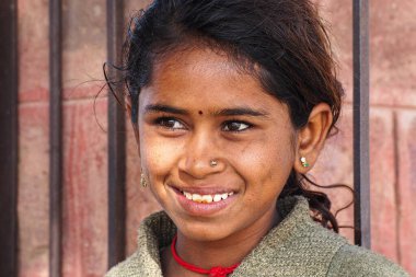 Jaisalmer, Hindistan - 30 Aralık 2019: Jaisalmer, Rajasthan pamuk tarlalarında çalışan güzel giyimli kadınlar