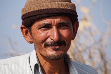 Jaisalmer, Hindistan - 30 Aralık 2019: Jaisalmer, Rajasthan pamuk tarlalarında çalışan şanslı adam