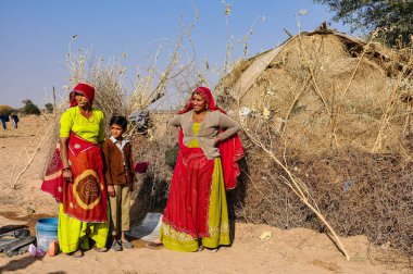 Jaisalmer, Hindistan - 30 Aralık 2019: Jaisalmer, Rajasthan pamuk tarlalarında çalışan güzel giyimli aile