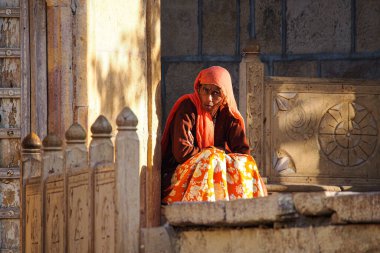 Jaisalmer, Hindistan - 29 Aralık 2019: Hint Rajasthani halkı Jaisalmer, Rajasthan sokaklarında ulusal giysiler içinde