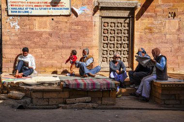 Jaisalmer, Hindistan - 31 Aralık 2019: Hindistan Rajasthani halkı Jaisalmer, Rajasthan sokaklarında ulusal giysiler içinde