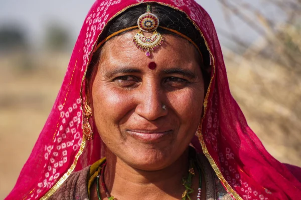 2019年12月30日 印度斋萨尔默 在拉贾斯坦邦斋萨尔默 Jaisalmer 的棉花地里干活的漂亮女人 — 图库照片