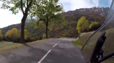 Fransız kırsalında. Clelles 'den kalkıp Vercors tepelerine, Marly tepelerine ve Val de Drome vadisine doğru sür..