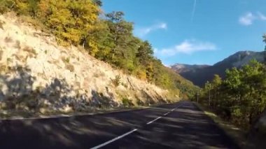 Fransız kırsalında. Col de Rousset: Vercors tepelerinden, Marly tepelerinden ve Val de Drome vadisinden geç..