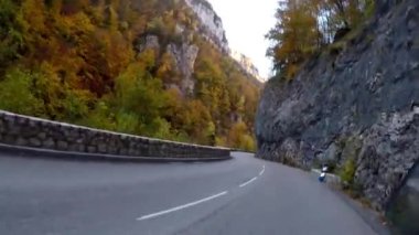 Fransız kırsalında. Villard de Lans yakınlarındaki Gorges de la Bourne Vercor 'un tepelerine doğru sür..