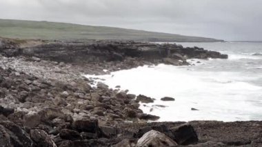 Burren, County Clare, İrlanda 'nın eşsiz kireçtaşı manzarası.
