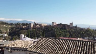 Arkasında Sierra Nevada dağları olan Granada, İspanya 'daki Alhambra Sarayı manzarası