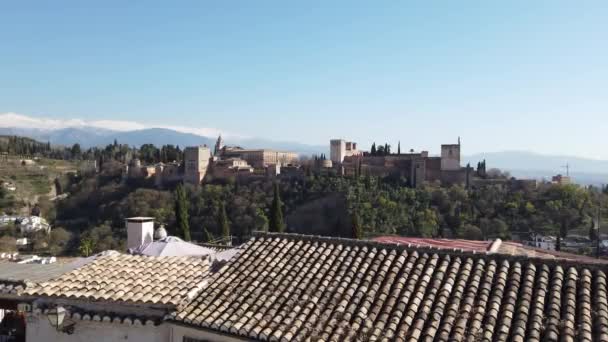 Widok Pałac Alhambra Granadzie Hiszpania Górami Sierra Nevada Tle — Wideo stockowe