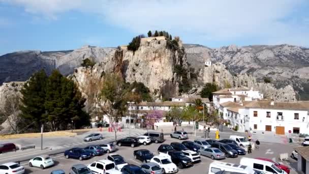 西班牙的瓜德罗岛城堡El Castell Guadalest 西班牙语 Castell Guadalest 是西班牙的一个城镇 位于阿利坎特省 Guadalest坐落在一座山上 是一个旅游胜地 — 图库视频影像