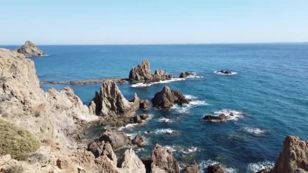 スペインのアルメリア州カボ ニハル公園のロッキー海岸 アンダルシア最大の保護地域 — ストック動画