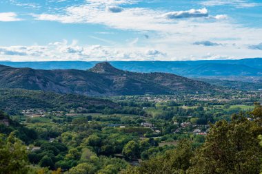 Vallon Pont d 'Arc köyünün ve Fransa' daki Ardeche dağlarının manzarası