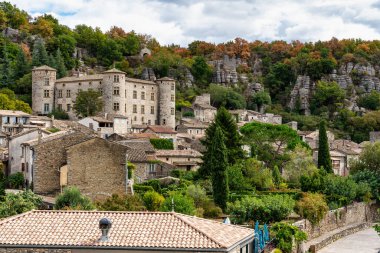Güney Fransa, Ardeche 'deki ortaçağ Vogue kasabasındaki taş kale.