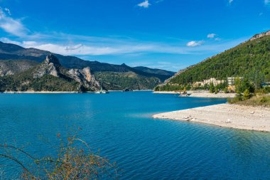Verdon Nehri ve Gorge yakınlarındaki Lac de Castillon manzaralı Saint-Julien-du-Verdon, Provence, Fransa