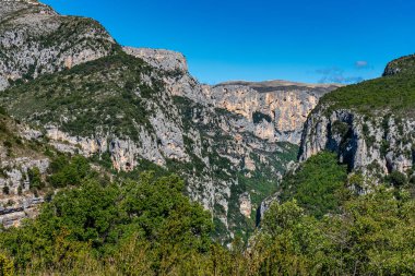 Verdon Gorge, Gorges du Verdon, Fransız Alpleri, Provence, Fransa 'da turkuaz yeşili kıvrımlı nehir ve yüksek kireçtaşı kayalarıyla ünlü kanyonun muhteşem manzarası.