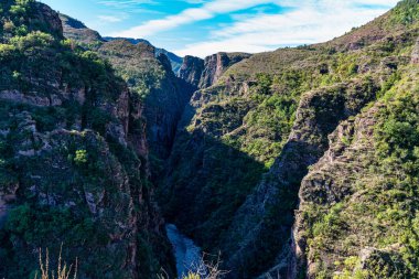 Gorges de Daluis veya var nehrinin oluşturduğu kayaların renginden dolayı yerel halk tarafından 